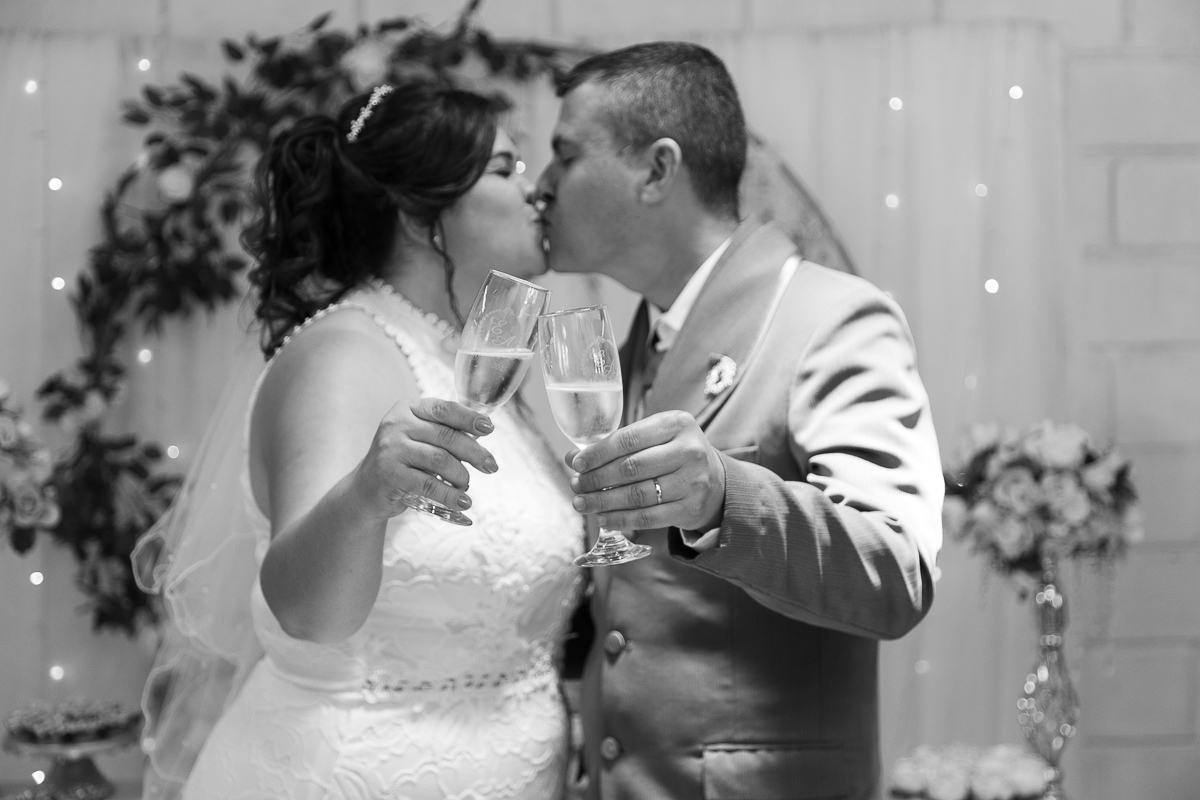 Fotógrafo de casamento no Vale do Paraíba com 13 anos de experiência. Álbuns premium e memórias reais em Roseira SP.