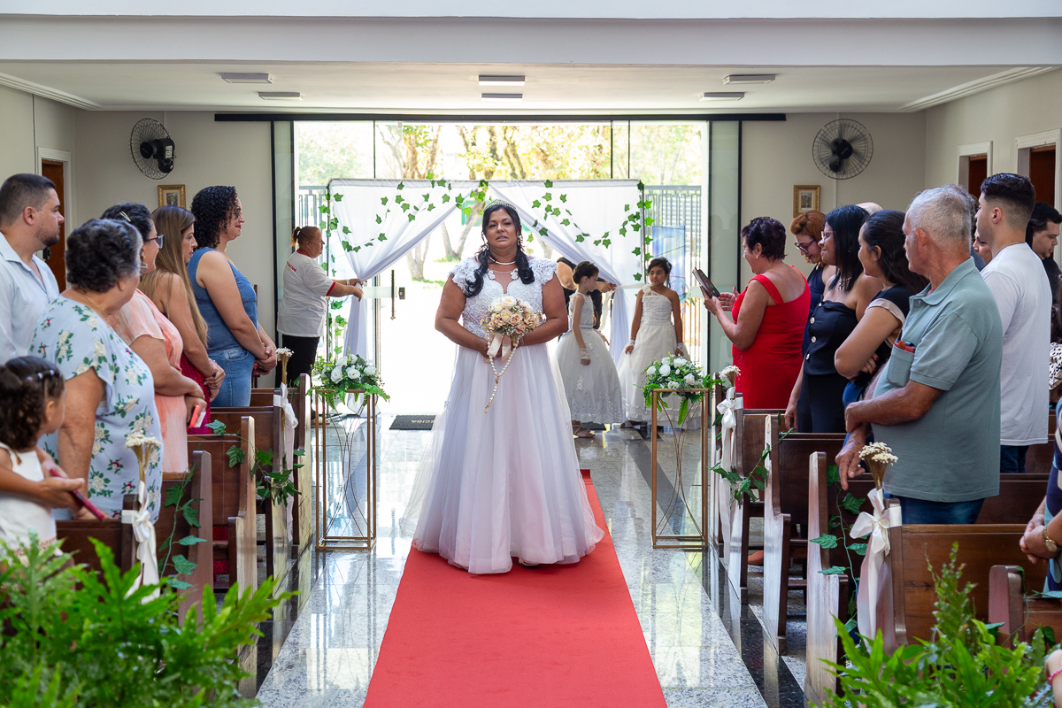 A emoção de um contrato fechado na porta da igreja! Fotografia documental do casamento de Renata e Hamilton no Vale do Paraíba.