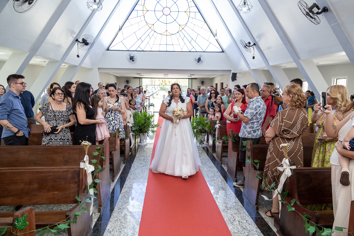 A emoção de um contrato fechado na porta da igreja! Fotografia documental do casamento de Renata e Hamilton no Vale do Paraíba.