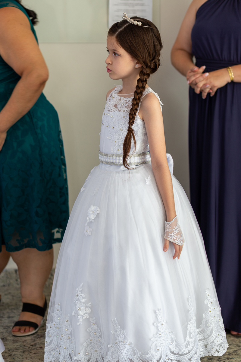 A emoção de um contrato fechado na porta da igreja! Fotografia documental do casamento de Renata e Hamilton no Vale do Paraíba.