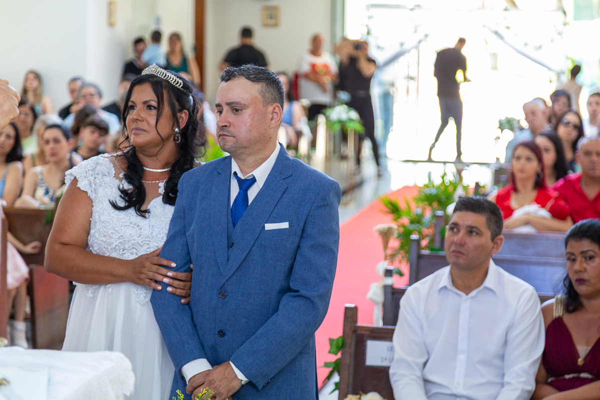 A emoção de um contrato fechado na porta da igreja! Fotografia documental do casamento de Renata e Hamilton no Vale do Paraíba.