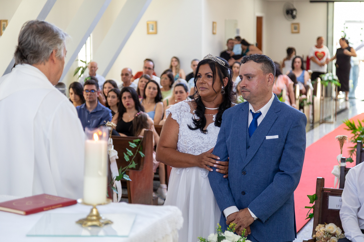 A emoção de um contrato fechado na porta da igreja! Fotografia documental do casamento de Renata e Hamilton no Vale do Paraíba.