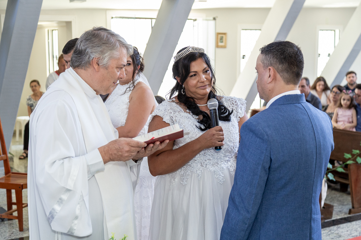 Cerimônia de casamento duplo na Comunidade Nossa Senhora Aparecida em Roseira SP. Fotografia por Studio i - Dan Martins e Ana Almeida.