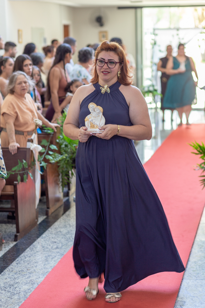 A emoção de um contrato fechado na porta da igreja! Fotografia documental do casamento de Renata e Hamilton no Vale do Paraíba.
