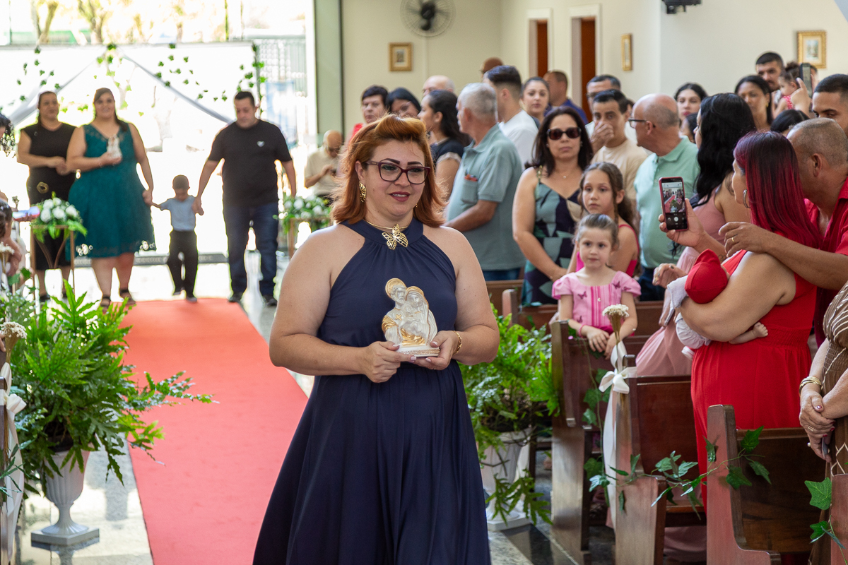 A emoção de um contrato fechado na porta da igreja! Fotografia documental do casamento de Renata e Hamilton no Vale do Paraíba.