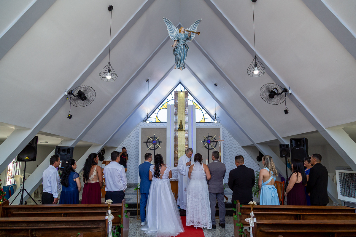 A emoção de um contrato fechado na porta da igreja! Fotografia documental do casamento de Renata e Hamilton no Vale do Paraíba.