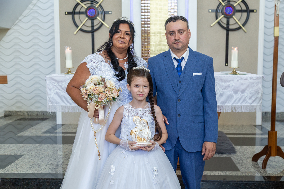 A emoção de um contrato fechado na porta da igreja! Fotografia documental do casamento de Renata e Hamilton no Vale do Paraíba.