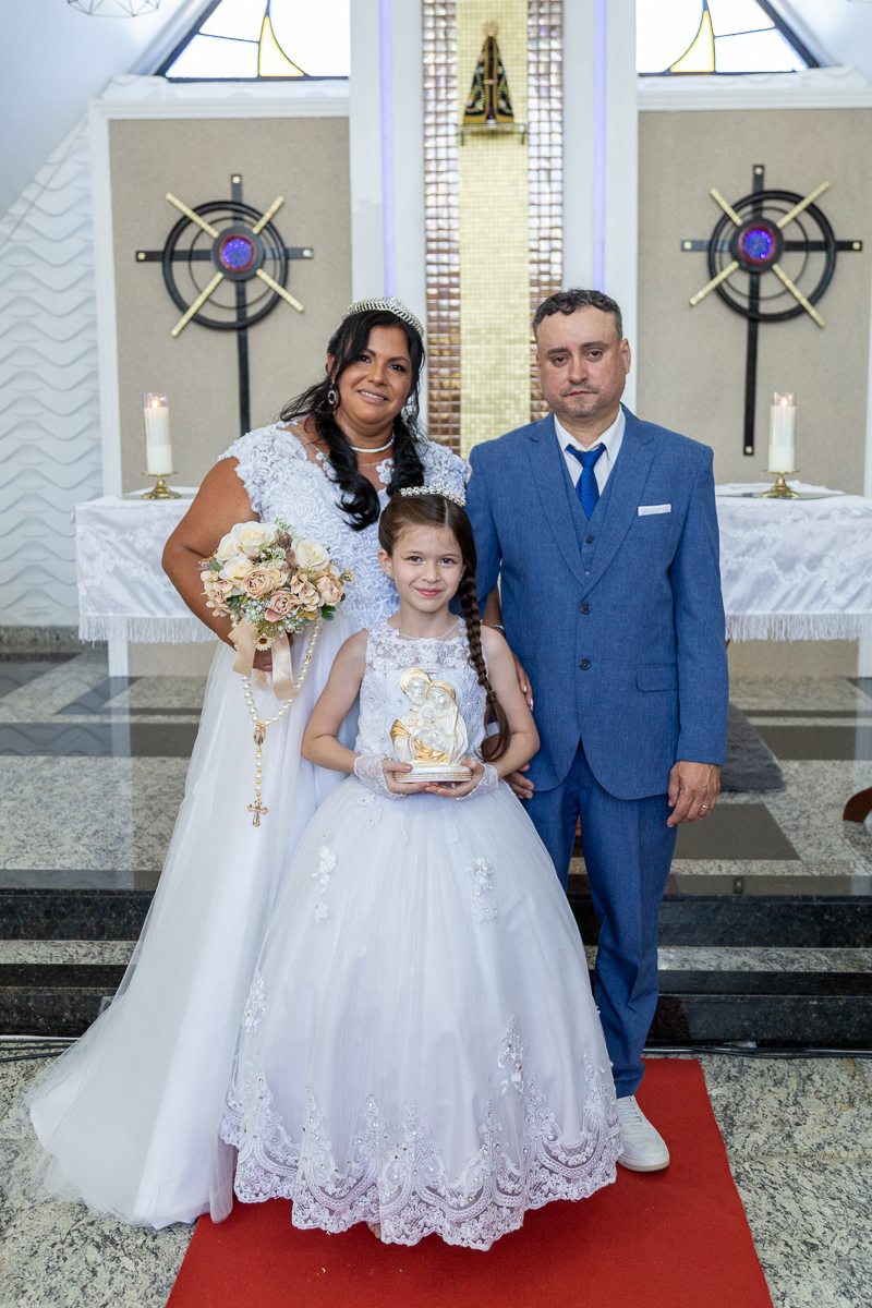 A emoção de um contrato fechado na porta da igreja! Fotografia documental do casamento de Renata e Hamilton no Vale do Paraíba.