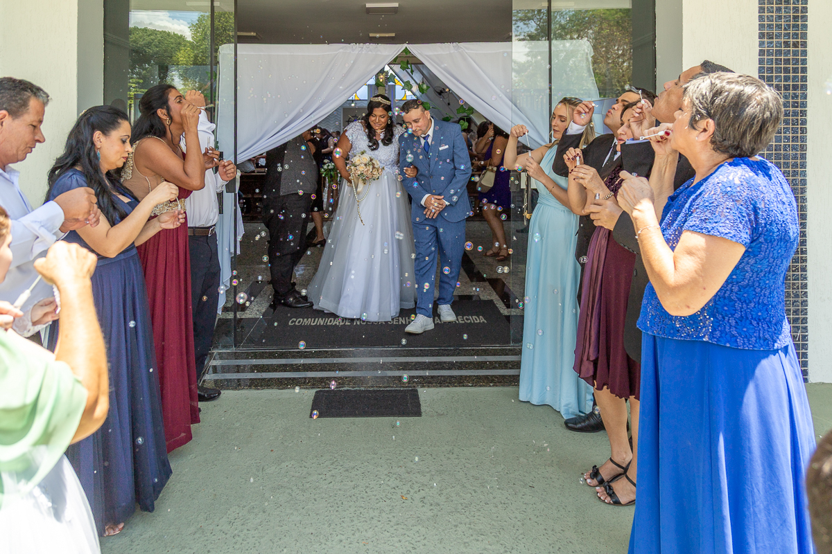 A emoção de um contrato fechado na porta da igreja! Fotografia documental do casamento de Renata e Hamilton no Vale do Paraíba.