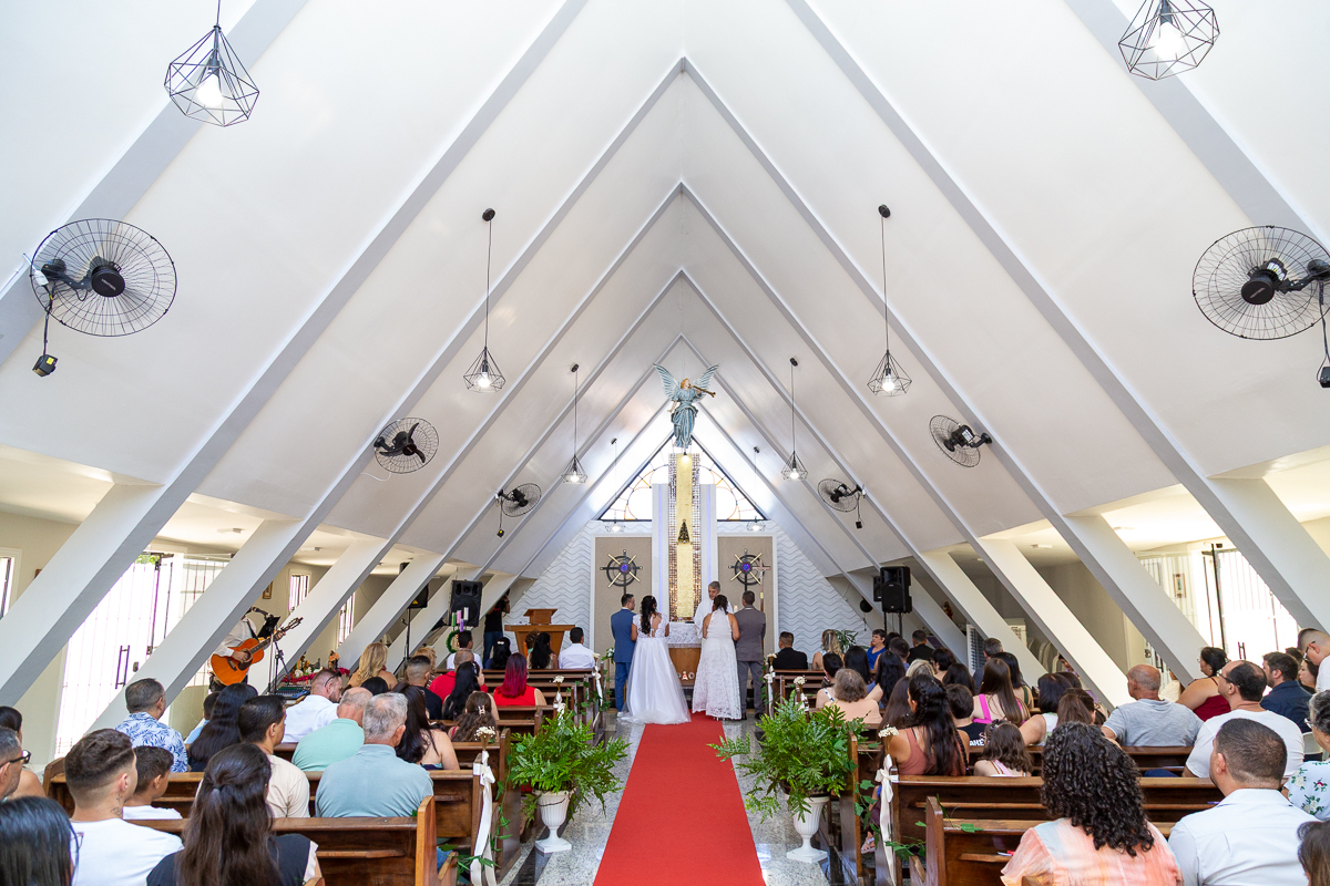 A emoção de um contrato fechado na porta da igreja! Fotografia documental do casamento de Renata e Hamilton no Vale do Paraíba.