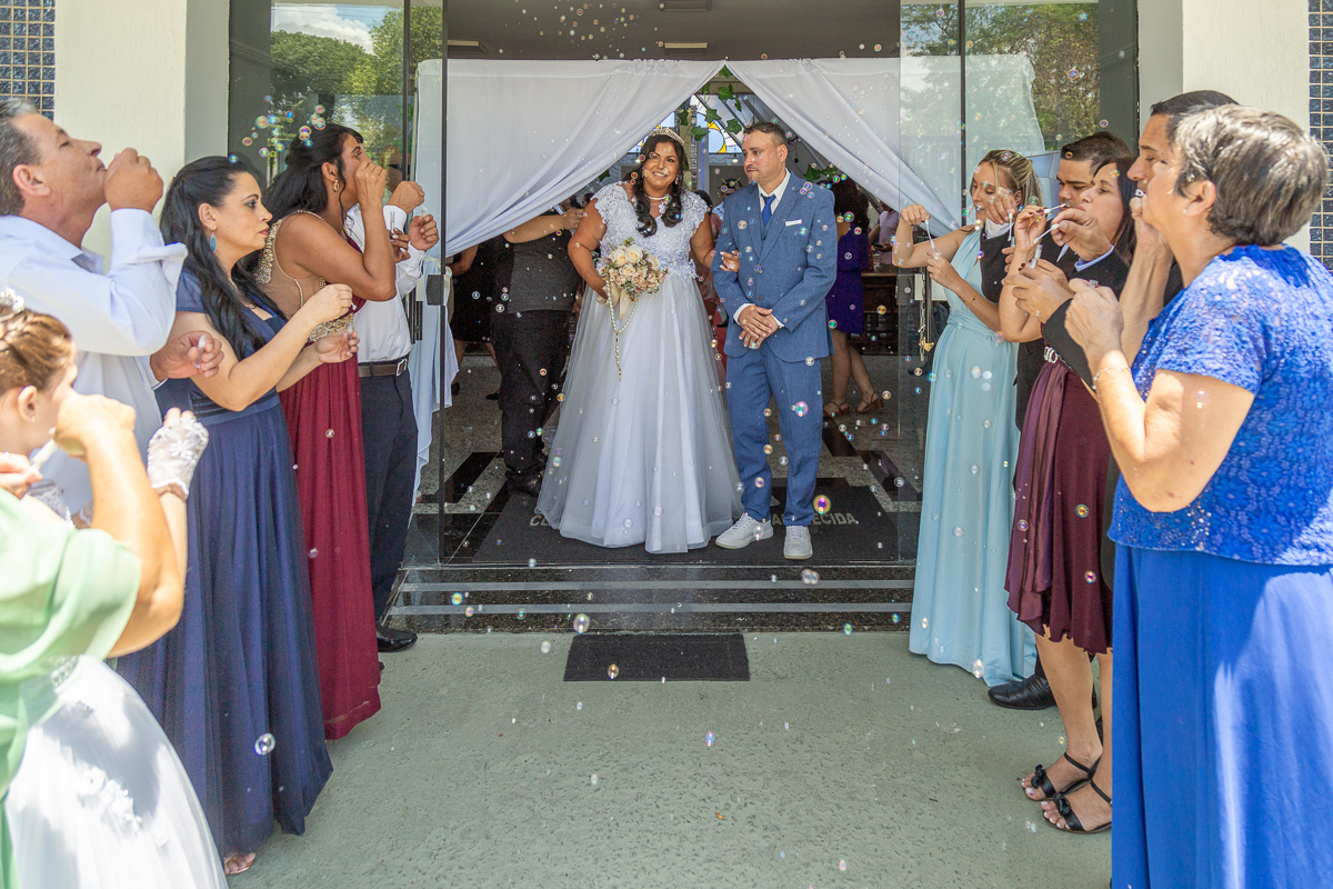 A emoção de um contrato fechado na porta da igreja! Fotografia documental do casamento de Renata e Hamilton no Vale do Paraíba.