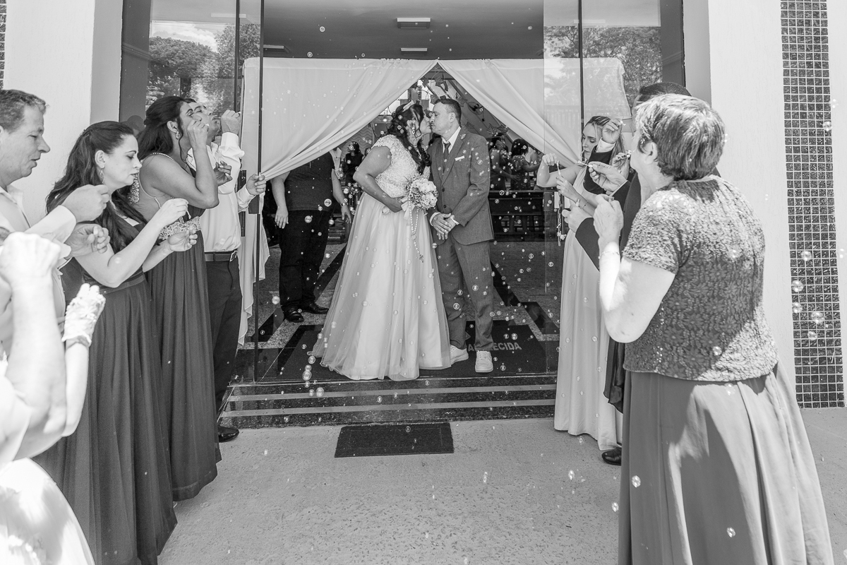 A emoção de um contrato fechado na porta da igreja! Fotografia documental do casamento de Renata e Hamilton no Vale do Paraíba.