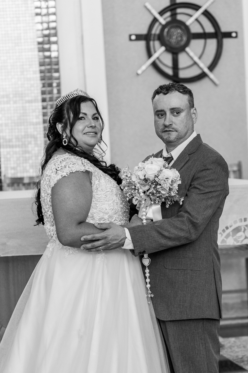 A emoção de um contrato fechado na porta da igreja! Fotografia documental do casamento de Renata e Hamilton no Vale do Paraíba.