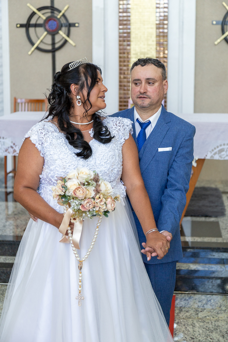 A emoção de um contrato fechado na porta da igreja! Fotografia documental do casamento de Renata e Hamilton no Vale do Paraíba.