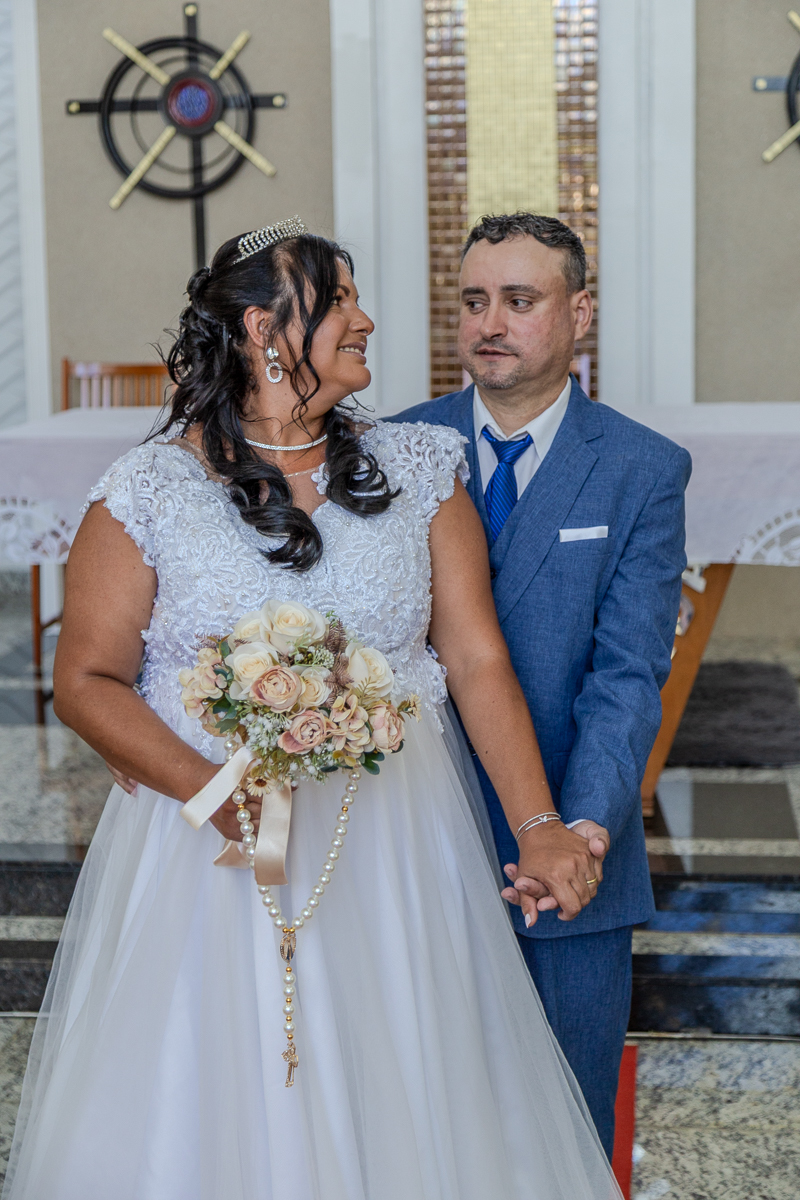A emoção de um contrato fechado na porta da igreja! Fotografia documental do casamento de Renata e Hamilton no Vale do Paraíba.