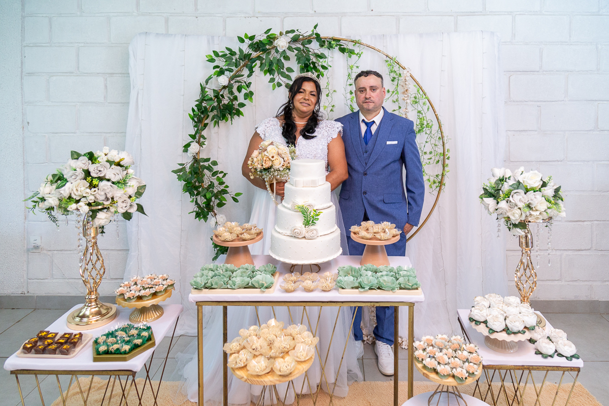 A emoção de um contrato fechado na porta da igreja! Fotografia documental do casamento de Renata e Hamilton no Vale do Paraíba.