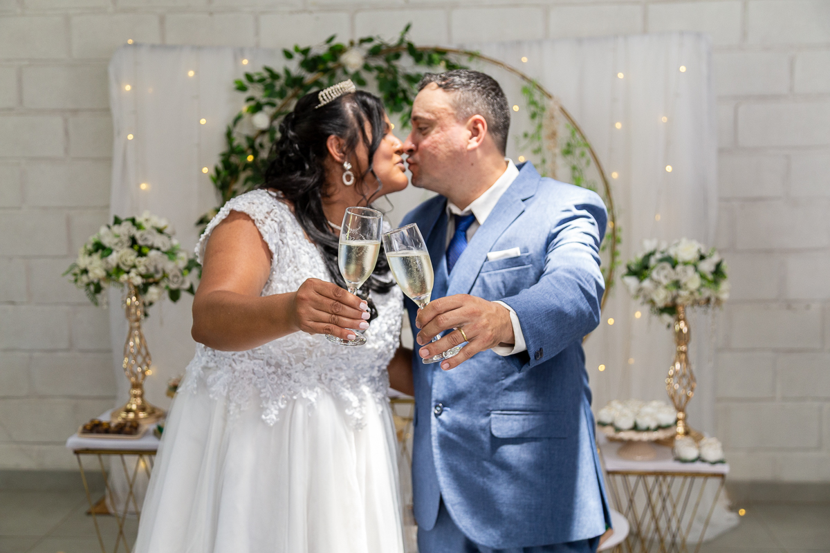 A emoção de um contrato fechado na porta da igreja! Fotografia documental do casamento de Renata e Hamilton no Vale do Paraíba.
