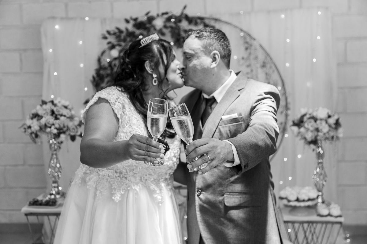 A emoção de um contrato fechado na porta da igreja! Fotografia documental do casamento de Renata e Hamilton no Vale do Paraíba.