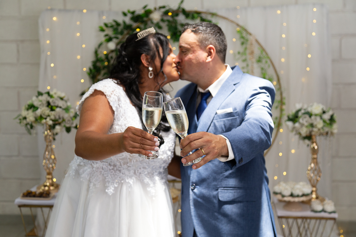 A emoção de um contrato fechado na porta da igreja! Fotografia documental do casamento de Renata e Hamilton no Vale do Paraíba.