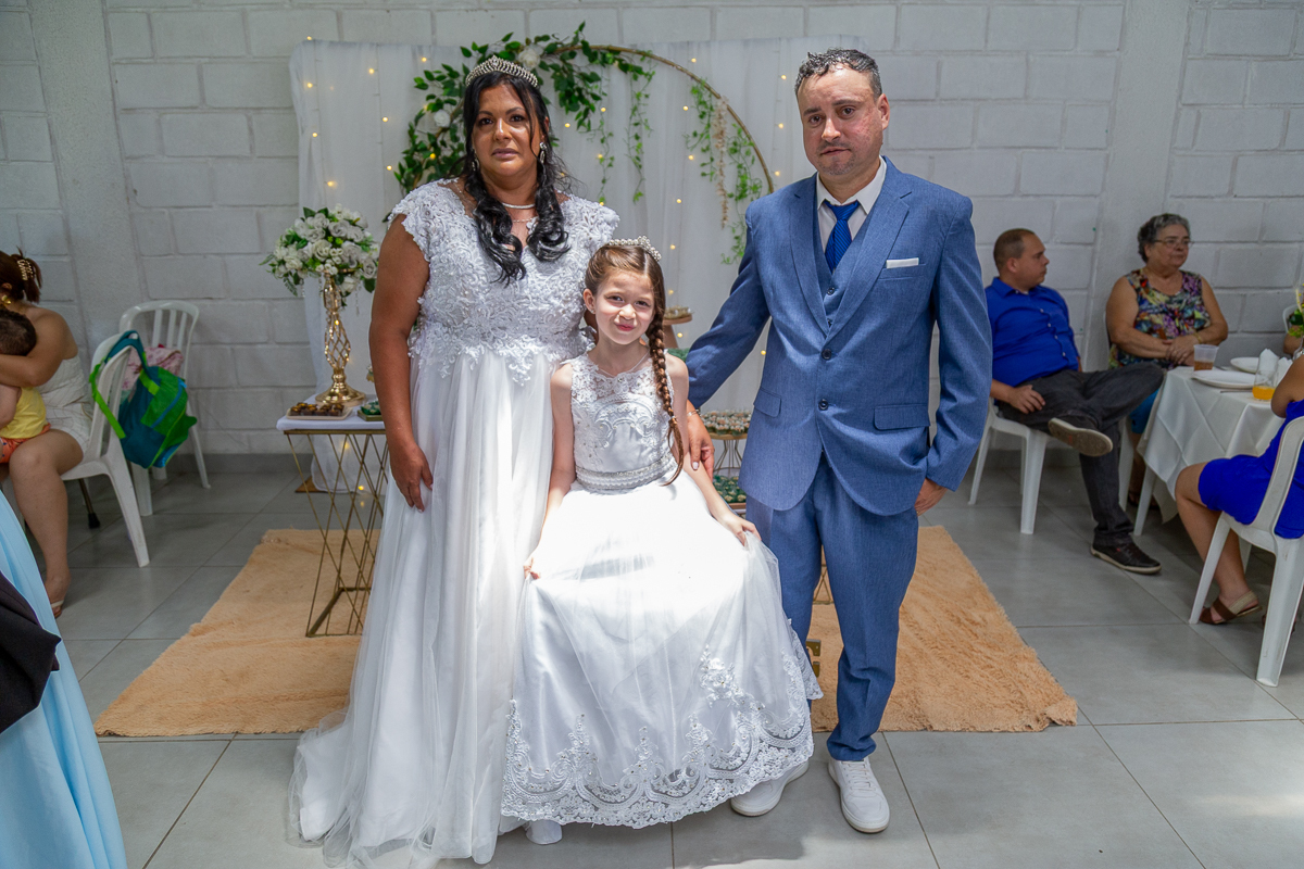 A emoção de um contrato fechado na porta da igreja! Fotografia documental do casamento de Renata e Hamilton no Vale do Paraíba.