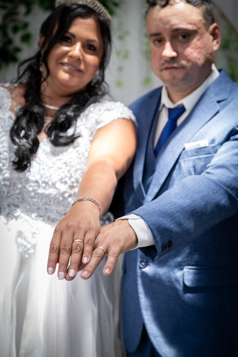 A emoção de um contrato fechado na porta da igreja! Fotografia documental do casamento de Renata e Hamilton no Vale do Paraíba.