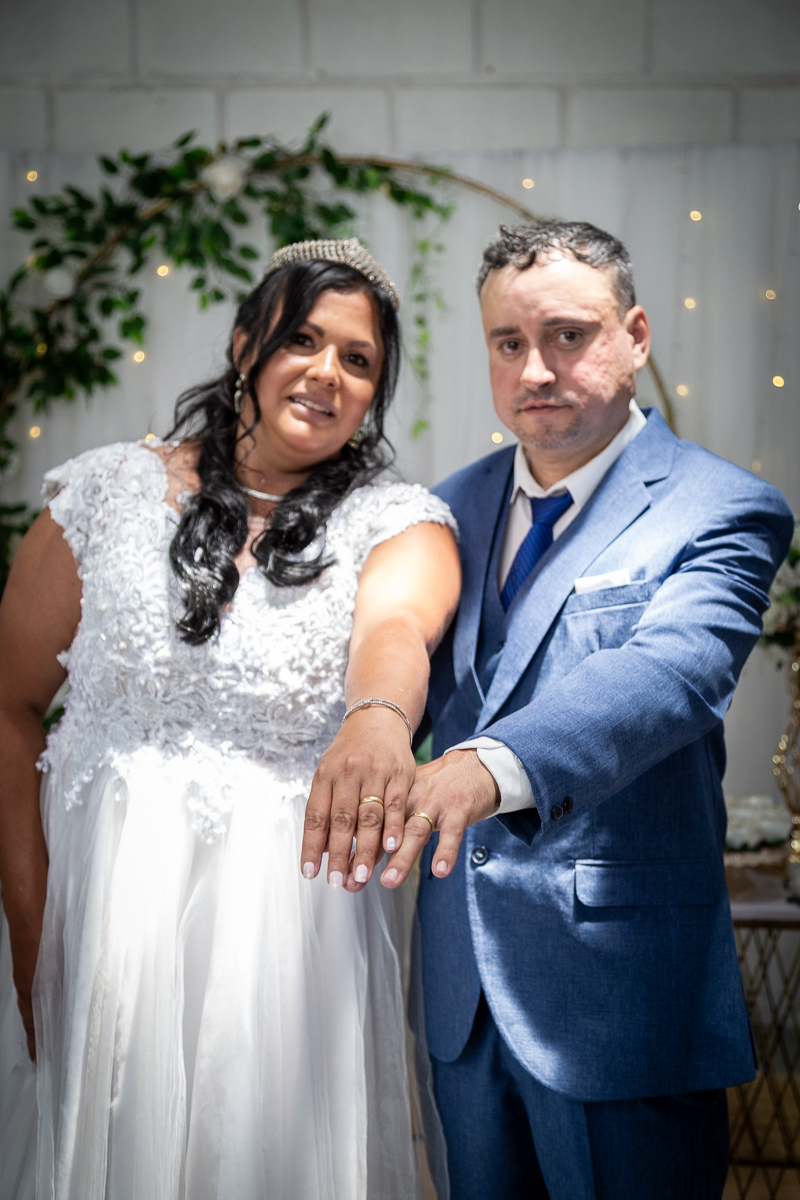 A emoção de um contrato fechado na porta da igreja! Fotografia documental do casamento de Renata e Hamilton no Vale do Paraíba.