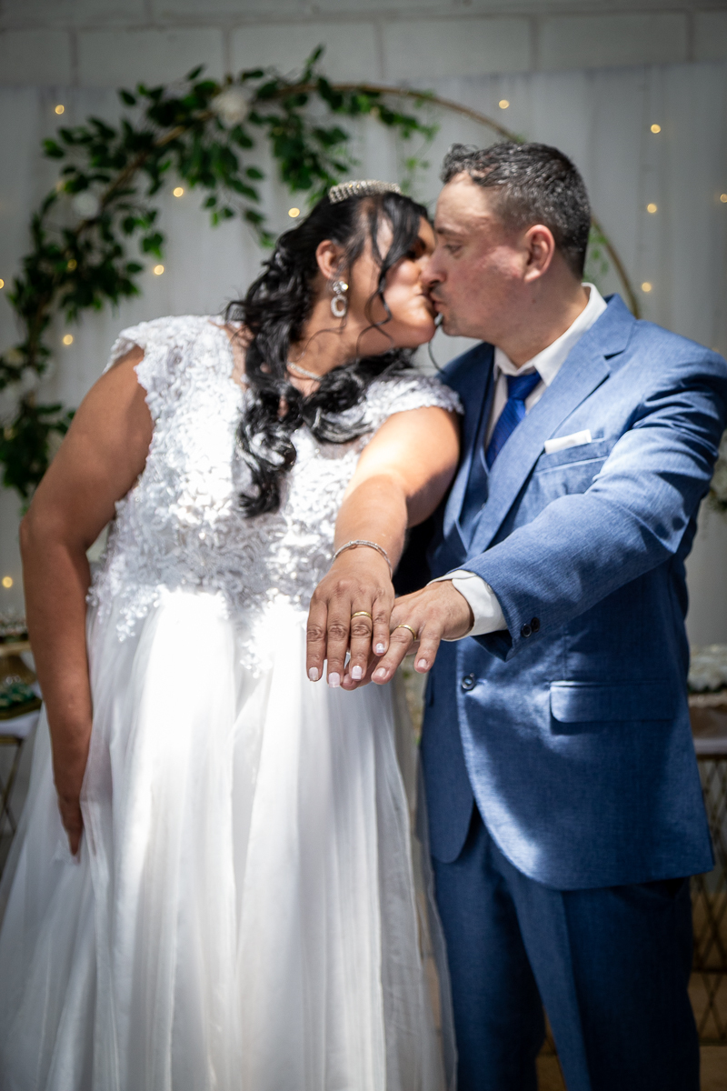 A emoção de um contrato fechado na porta da igreja! Fotografia documental do casamento de Renata e Hamilton no Vale do Paraíba.