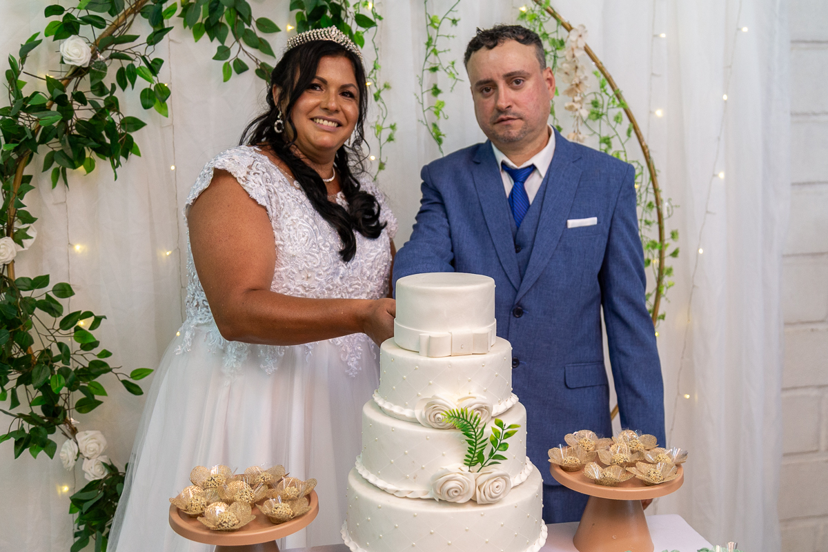 A emoção de um contrato fechado na porta da igreja! Fotografia documental do casamento de Renata e Hamilton no Vale do Paraíba.