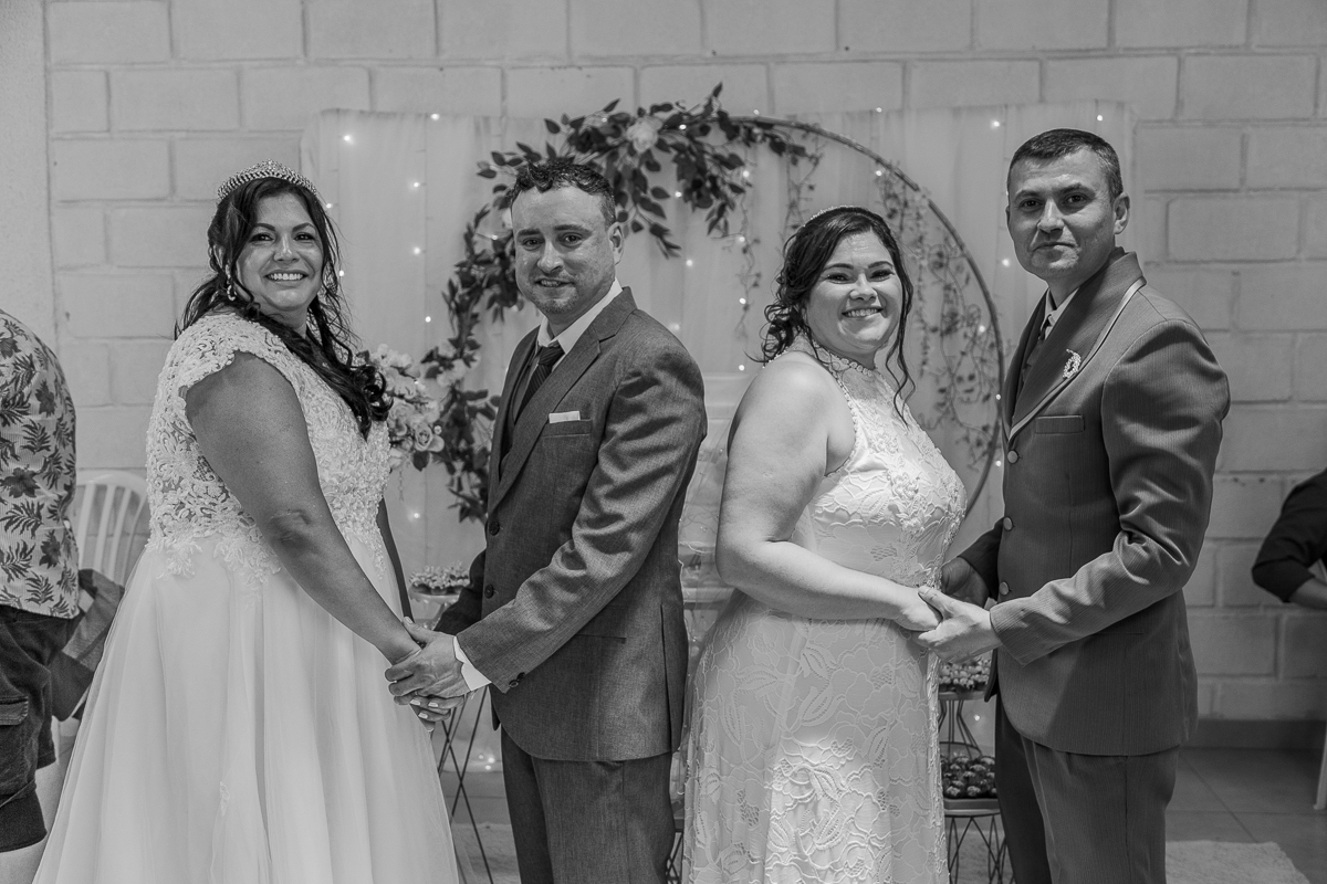 A emoção de um contrato fechado na porta da igreja! Fotografia documental do casamento de Renata e Hamilton no Vale do Paraíba.