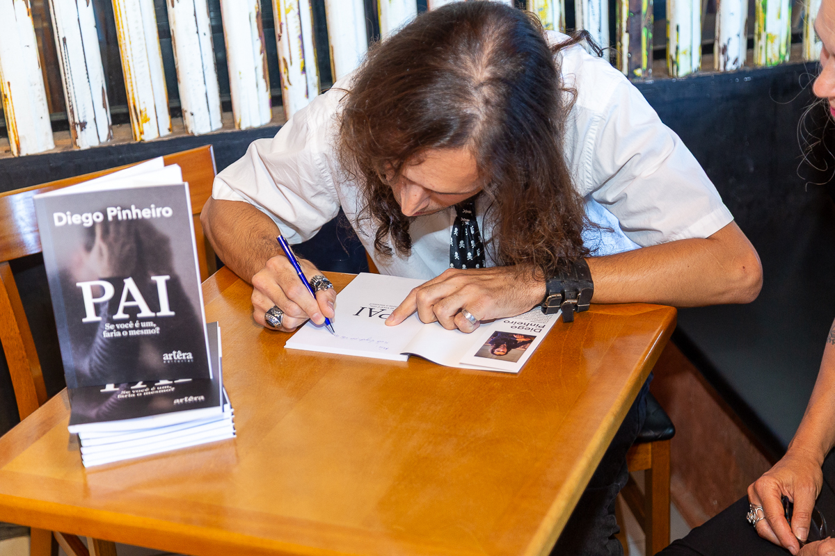Cobertura fotográfica de lançamento de livro no Café Conceito em Taubaté. Fotógrafo de eventos Studio i - Dan Martins.