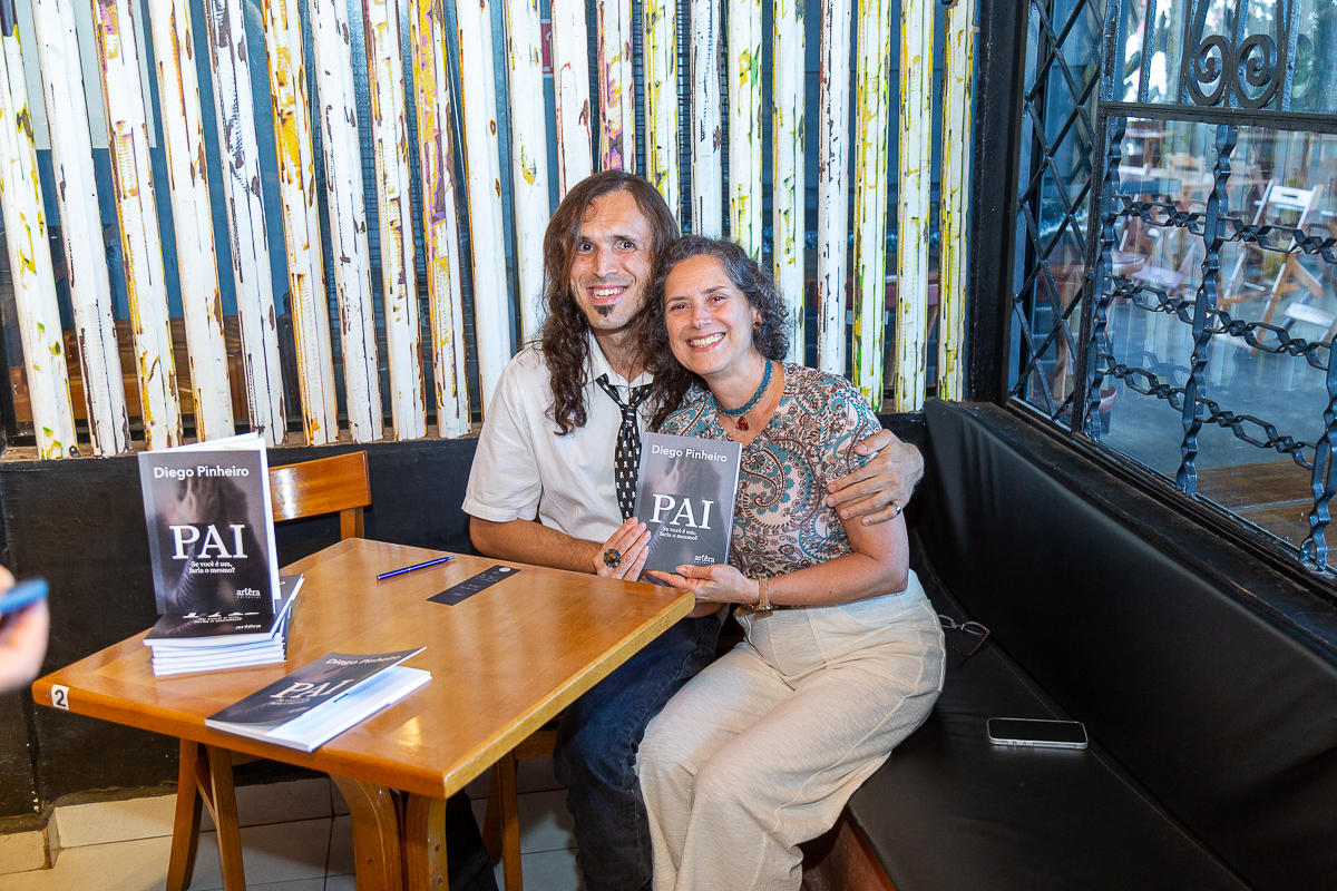 Cobertura fotográfica de lançamento de livro no Café Conceito em Taubaté. Fotógrafo de eventos Studio i - Dan Martins.