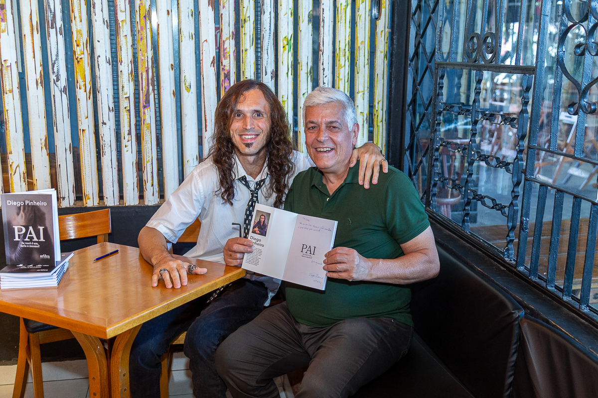 Cobertura fotográfica de lançamento de livro no Café Conceito em Taubaté. Fotógrafo de eventos Studio i - Dan Martins.