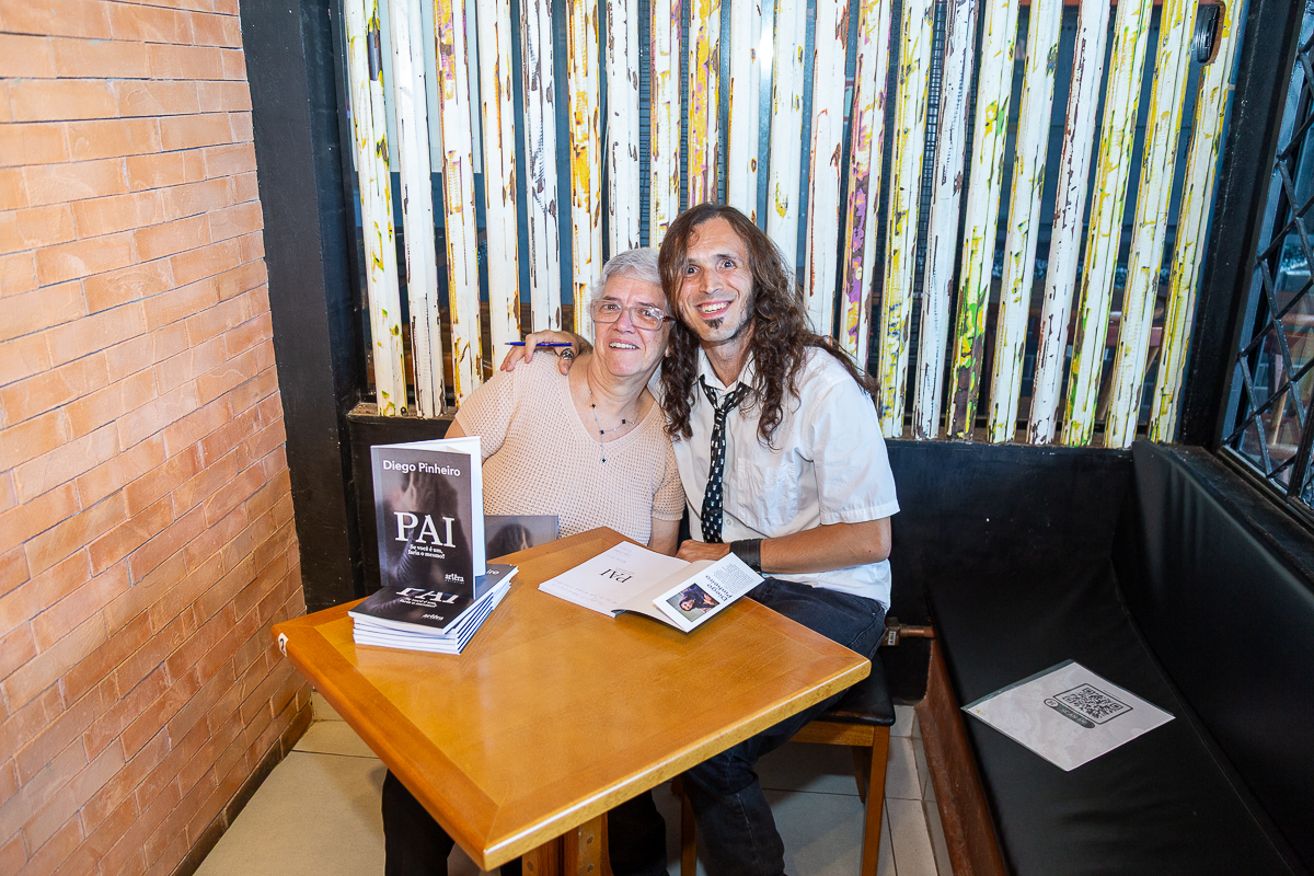 Cobertura fotográfica de lançamento de livro no Café Conceito em Taubaté. Fotógrafo de eventos Studio i - Dan Martins.