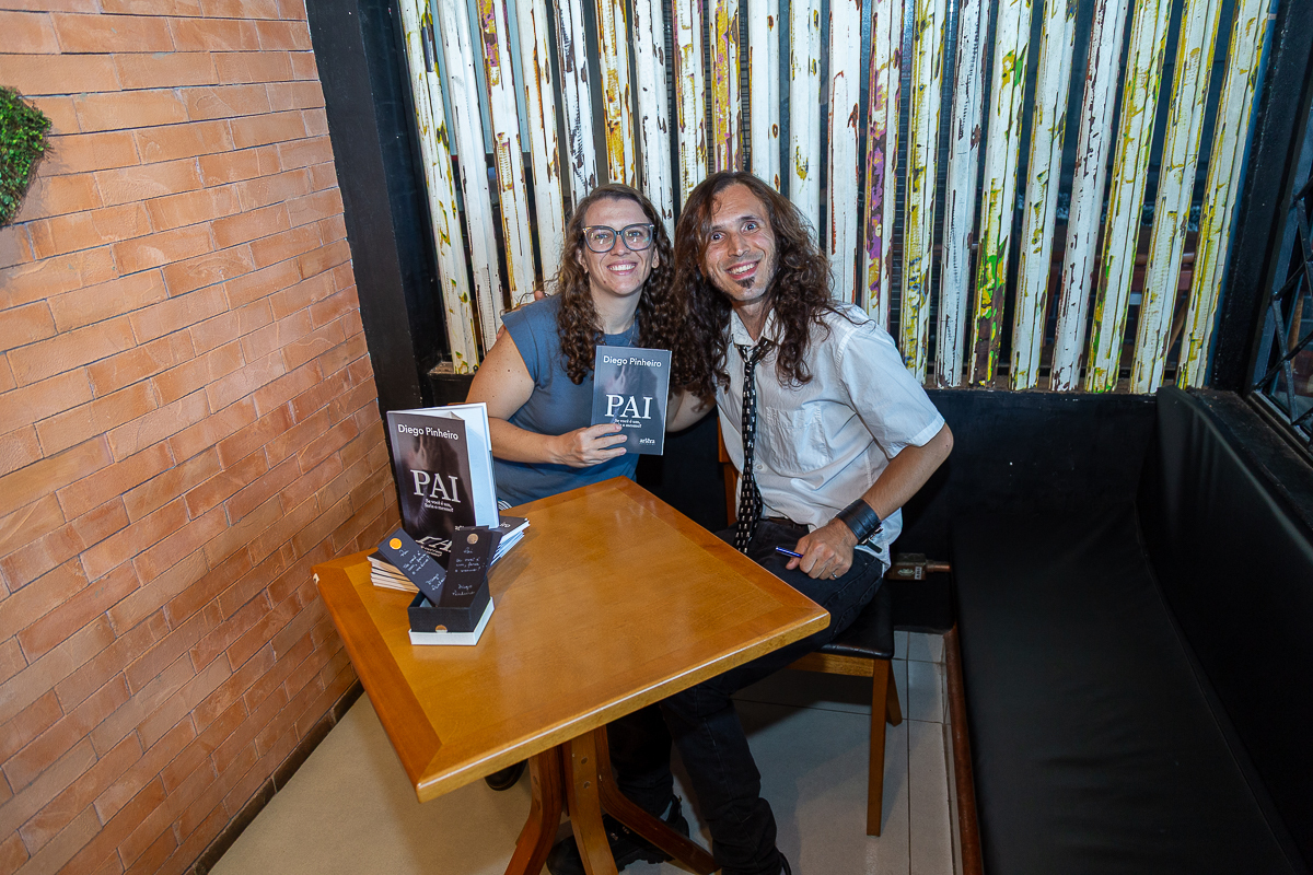 Cobertura fotográfica de lançamento de livro no Café Conceito em Taubaté. Fotógrafo de eventos Studio i - Dan Martins.