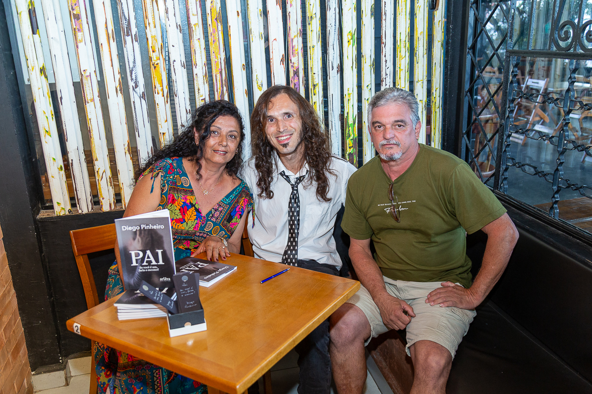 Cobertura fotográfica de lançamento de livro no Café Conceito em Taubaté. Fotógrafo de eventos Studio i - Dan Martins.