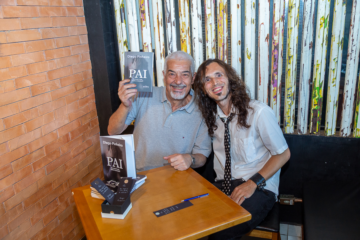 Cobertura fotográfica de lançamento de livro no Café Conceito em Taubaté. Fotógrafo de eventos Studio i - Dan Martins.