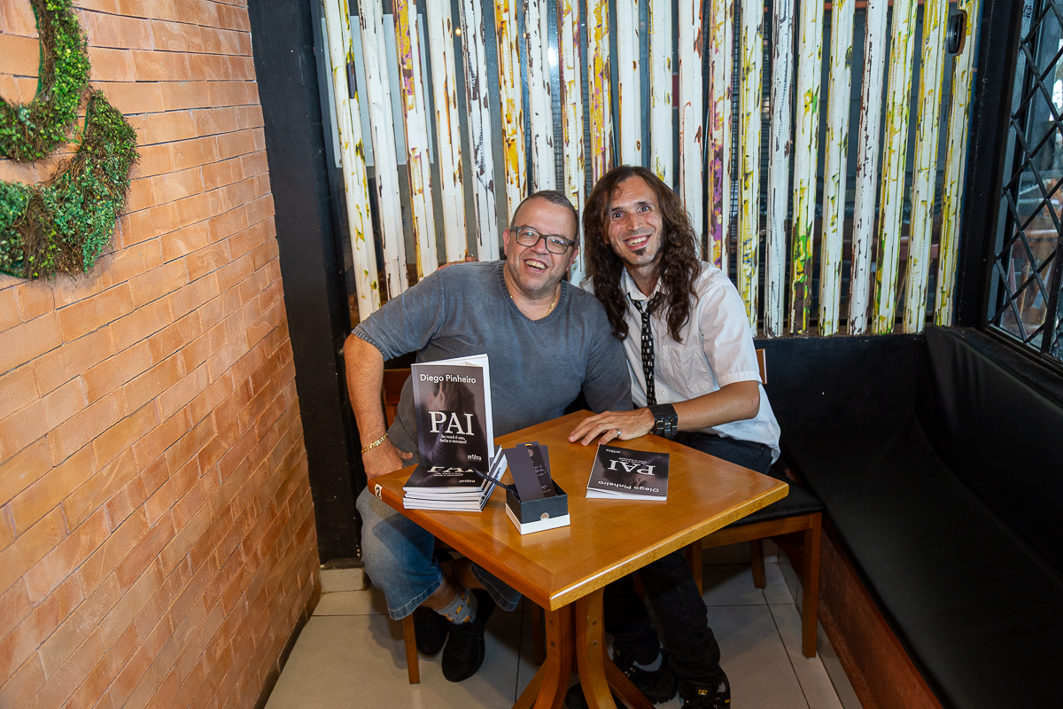Cobertura fotográfica de lançamento de livro no Café Conceito em Taubaté. Fotógrafo de eventos Studio i - Dan Martins.