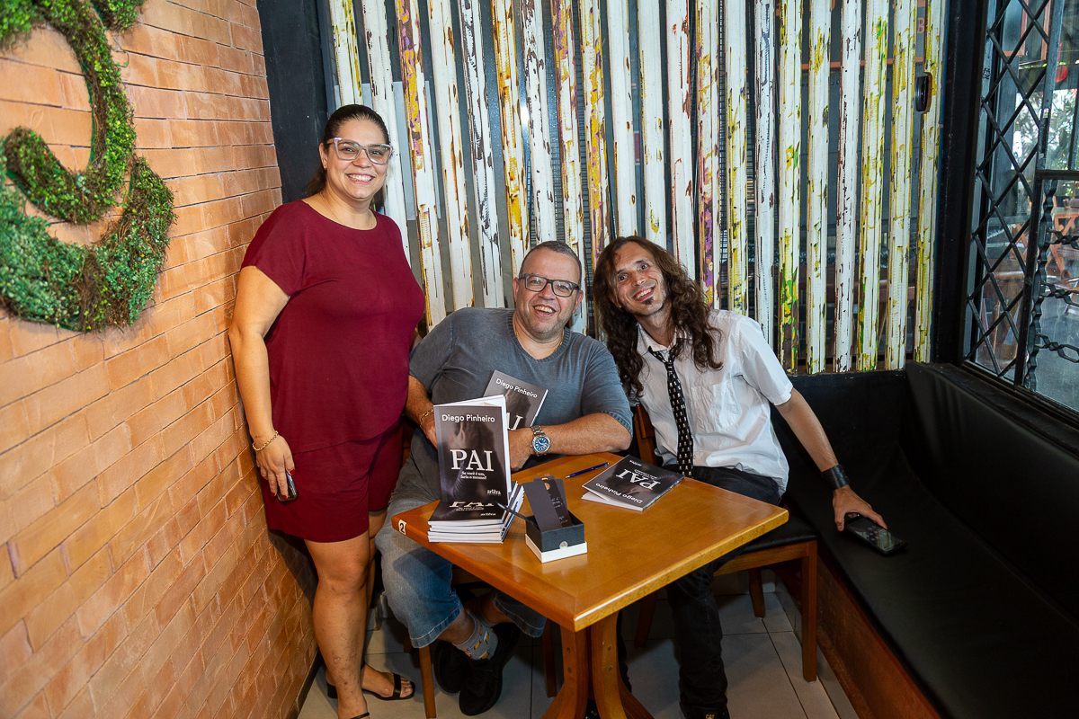 Cobertura fotográfica de lançamento de livro no Café Conceito em Taubaté. Fotógrafo de eventos Studio i - Dan Martins.