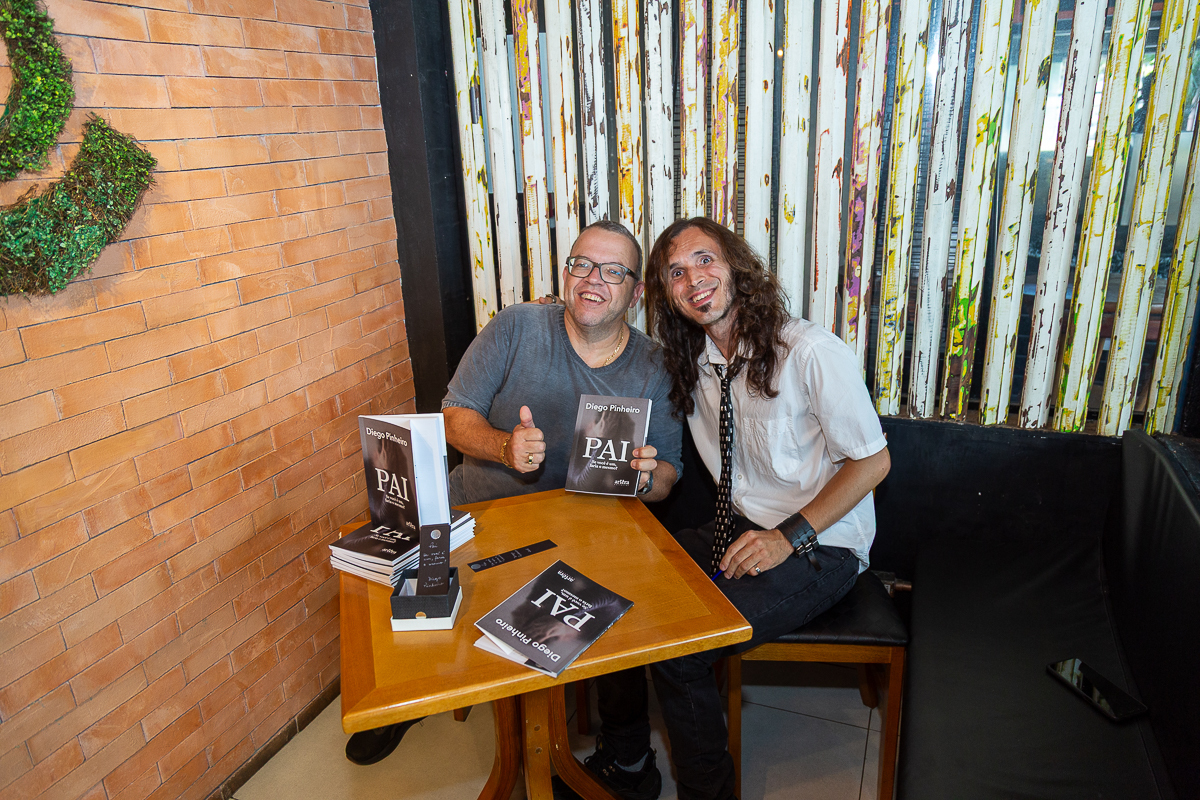 Cobertura fotográfica de lançamento de livro no Café Conceito em Taubaté. Fotógrafo de eventos Studio i - Dan Martins.