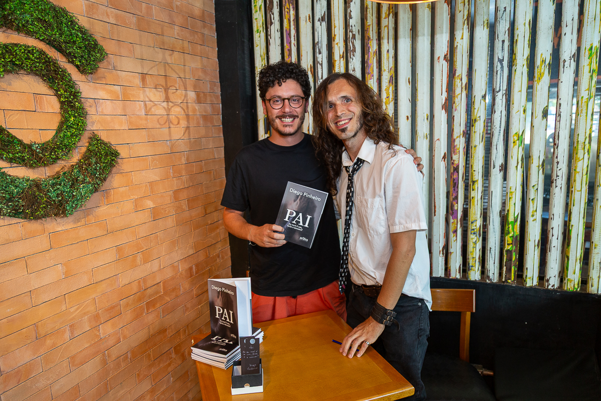 Cobertura fotográfica de lançamento de livro no Café Conceito em Taubaté. Fotógrafo de eventos Studio i - Dan Martins.
