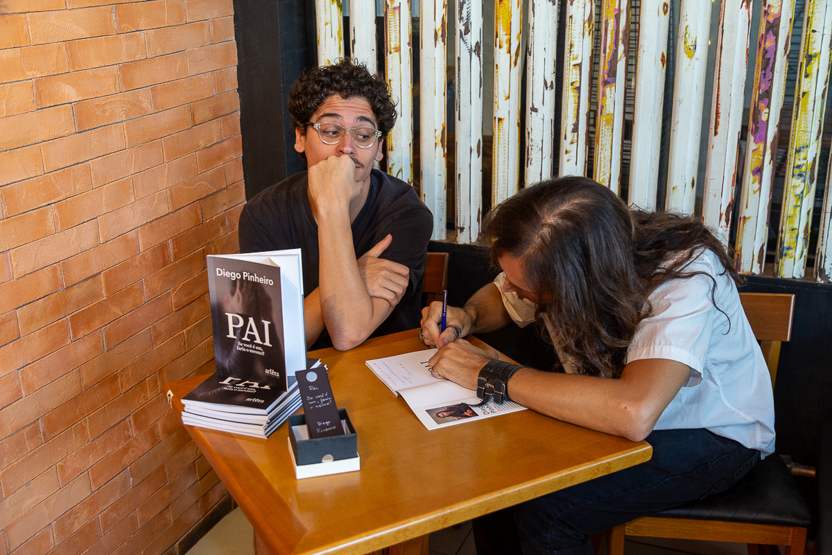 Cobertura fotográfica de lançamento de livro no Café Conceito em Taubaté. Fotógrafo de eventos Studio i - Dan Martins.