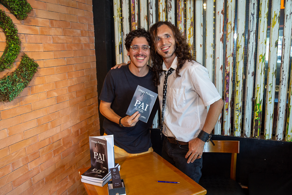 Cobertura fotográfica de lançamento de livro no Café Conceito em Taubaté. Fotógrafo de eventos Studio i - Dan Martins.