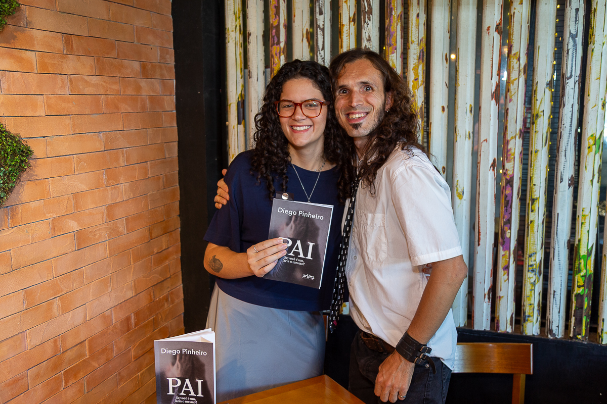 Cobertura fotográfica de lançamento de livro no Café Conceito em Taubaté. Fotógrafo de eventos Studio i - Dan Martins.