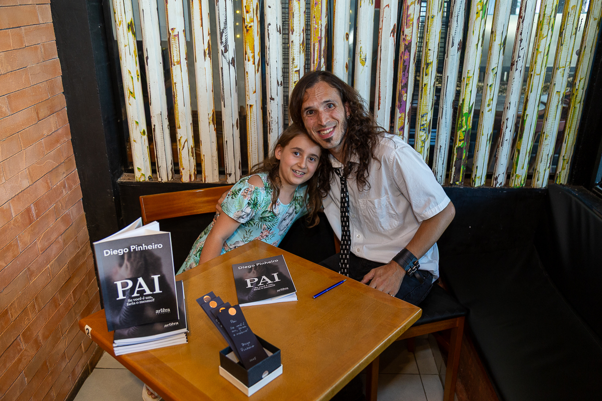 Cobertura fotográfica de lançamento de livro no Café Conceito em Taubaté. Fotógrafo de eventos Studio i - Dan Martins.
