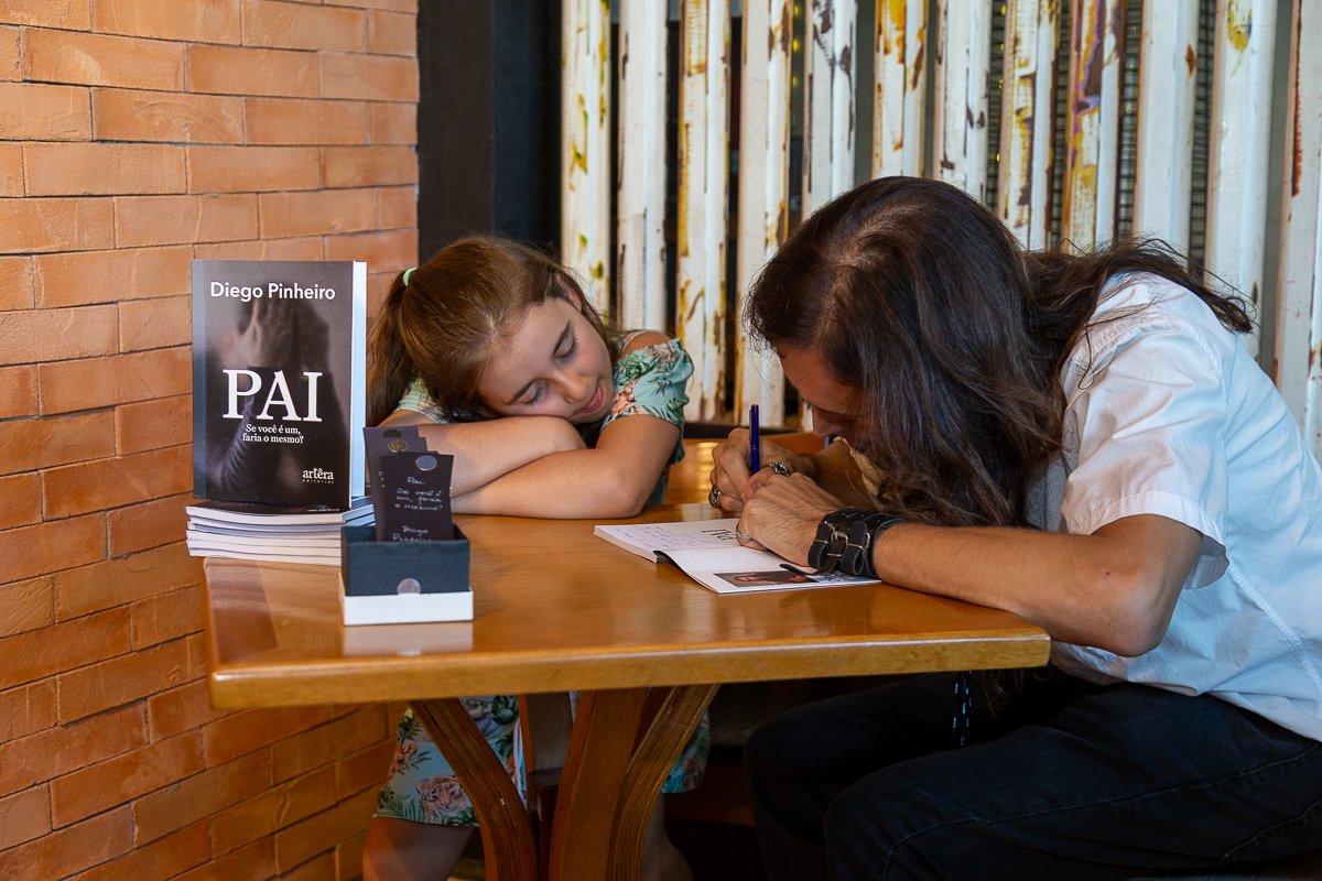 Emoção e autógrafos no lançamento do livro de Diego Pinheiro. Fotografia documental por Dan Martins e Ana Almeida em Taubaté.