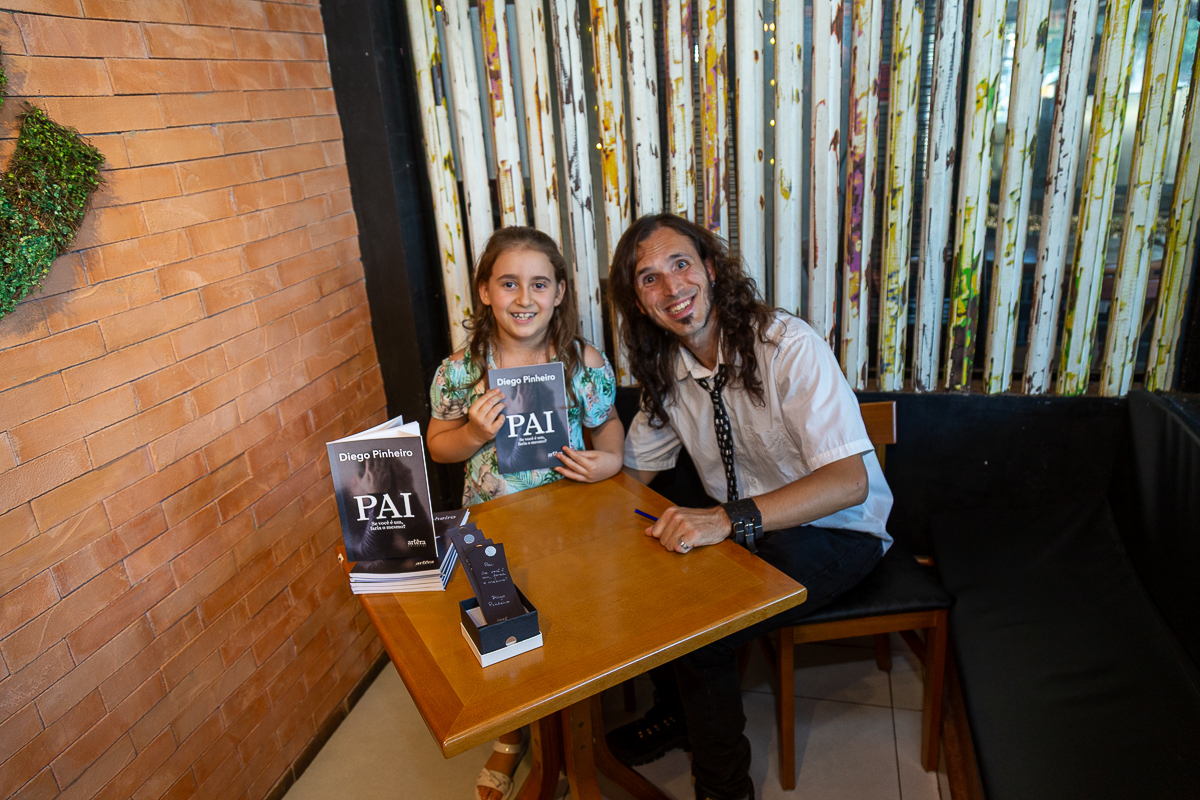 Cobertura fotográfica de lançamento de livro no Café Conceito em Taubaté. Fotógrafo de eventos Studio i - Dan Martins.