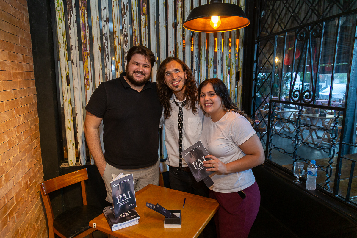 Cobertura fotográfica de lançamento de livro no Café Conceito em Taubaté. Fotógrafo de eventos Studio i - Dan Martins.