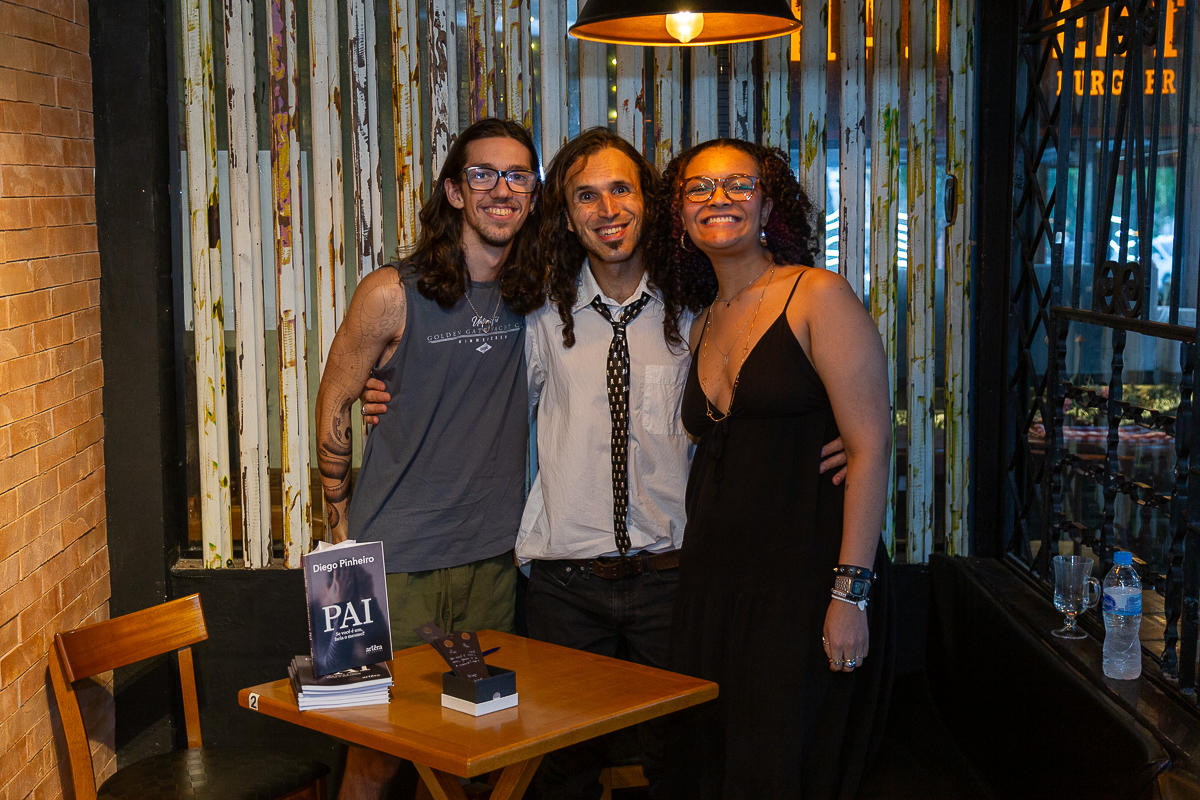 Cobertura fotográfica de lançamento de livro no Café Conceito em Taubaté. Fotógrafo de eventos Studio i - Dan Martins.