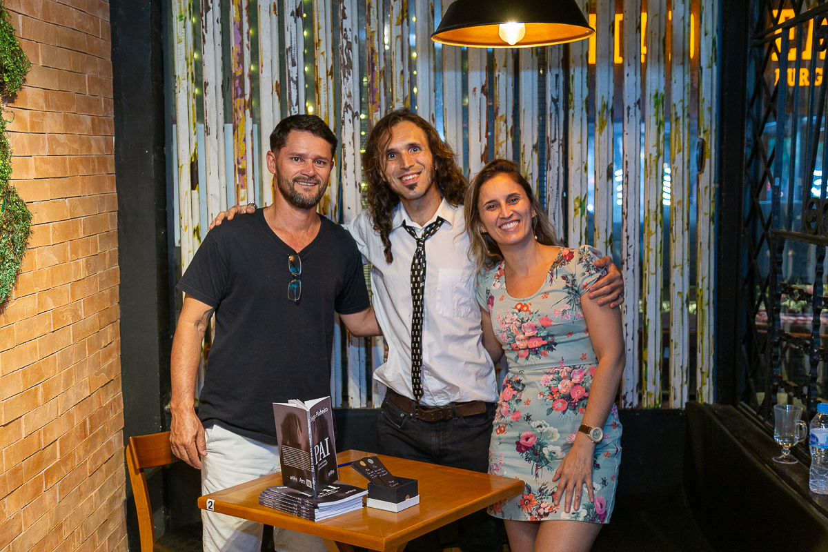 Cobertura fotográfica de lançamento de livro no Café Conceito em Taubaté. Fotógrafo de eventos Studio i - Dan Martins.