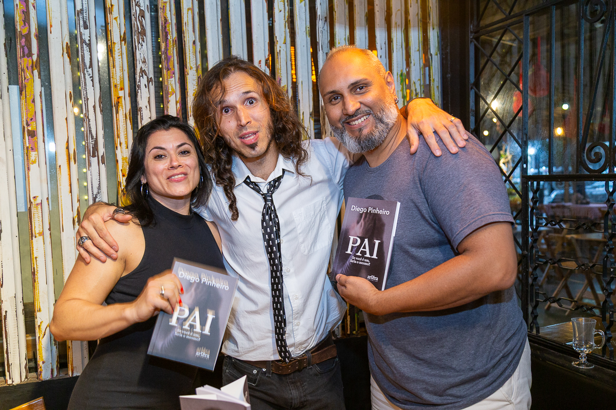 Emoção e autógrafos no lançamento do livro de Diego Pinheiro. Fotografia documental por Dan Martins e Ana Almeida em Taubaté.